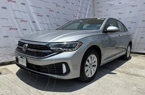 Volkswagen Jetta Comfortline usado (2024) color plateado precio $399,900