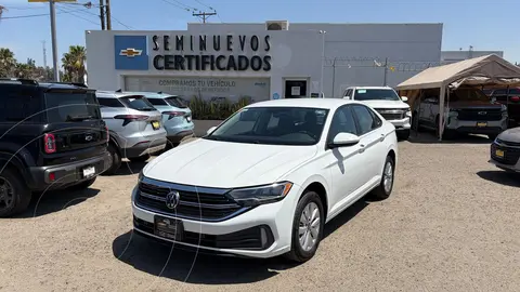 Volkswagen Jetta Comfortline usado (2023) color Blanco precio $325,000