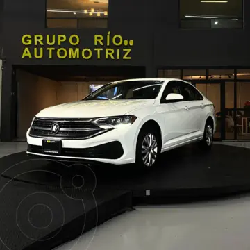 Volkswagen Jetta Trendline usado (2023) color Blanco financiado en mensualidades(enganche $40,302 mensualidades desde $8,497)