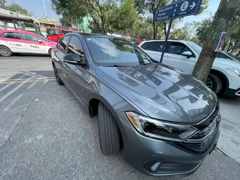 Volkswagen Jetta Sportline usado (2024) color Gris Platino financiado en mensualidades(enganche $49,999 mensualidades desde $12,117)