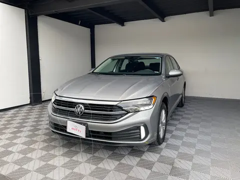 Volkswagen Jetta Comfortline usado (2023) color plateado precio $368,000
