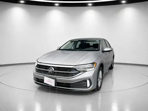 Volkswagen Jetta Comfortline usado (2023) color plateado precio $339,000
