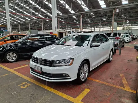 Volkswagen Jetta Sportline usado (2018) color Blanco financiado en mensualidades(enganche $67,400 mensualidades desde $6,000)