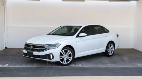 Volkswagen Jetta Comfortline usado (2023) color Blanco financiado en mensualidades(enganche $85,800 mensualidades desde $8,464)