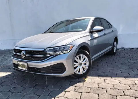 Volkswagen Jetta Trendline usado (2023) color plateado precio $360,000