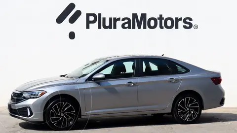 Volkswagen Jetta Comfortline usado (2024) color plateado precio $409,000