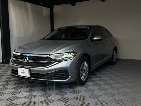 Volkswagen Jetta Trendline usado (2023) color plateado precio $348,000