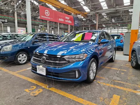 Volkswagen Jetta Comfortline usado (2024) color Azul financiado en mensualidades(enganche $97,400 mensualidades desde $8,800)