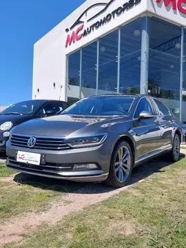 Volkswagen Passat 2.0 TSi R-Line DSG usado (2018) color Gris precio u$s31.000