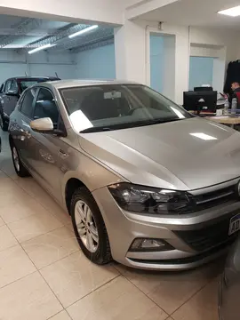 Volkswagen Polo 5P Comfortline usado (2019) color Gris Platinium financiado en cuotas(anticipo $6.400.000 cuotas desde $350.000)