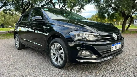 Volkswagen Polo 5P Comfortline usado (2019) color Negro financiado en cuotas(anticipo $5.000.000)