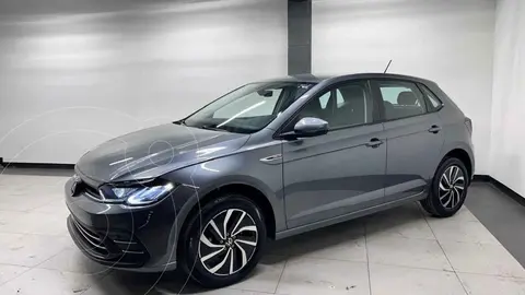 Volkswagen Polo Hatchback Highline usado (2024) color Plata financiado en mensualidades(enganche $77,000 mensualidades desde $7,596)