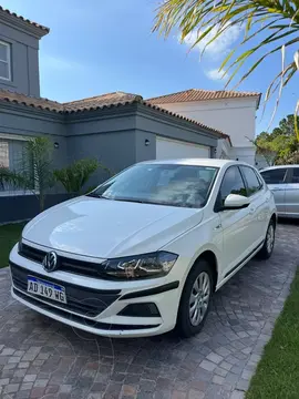 Volkswagen Polo Comfortline usado (2019) color Blanco financiado en cuotas(anticipo $2.000.000 cuotas desde $220.000)