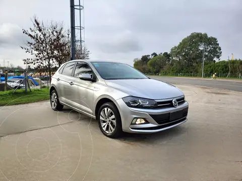 Volkswagen Polo Comfortline usado (2018) color Gris financiado en cuotas(anticipo $3.000.000 cuotas desde $300.000)