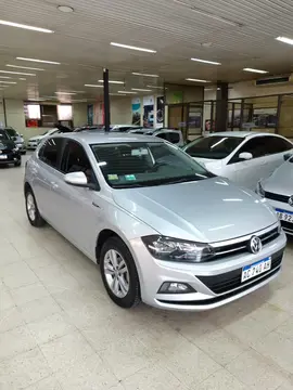 Volkswagen Polo Comfortline usado (2018) color Plata Reflex precio $16.500.000