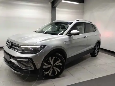 Volkswagen Taigun Comfortline TSI usado (2024) color Plata precio $380,000