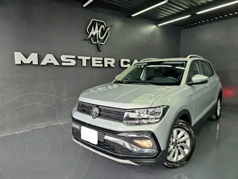 Volkswagen Taigun Trendline usado (2023) color plateado precio $329,000