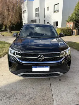 Volkswagen Taos Highline Aut usado (2023) color Negro precio u$s27.900