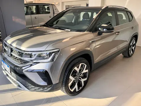 Volkswagen Taos Highline Aut Bitono usado (2024) color Gris Indy precio $49.500.000