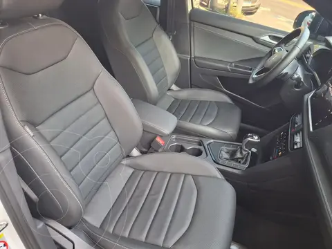 Volkswagen Taos Highline Aut usado (2024) color Blanco financiado en cuotas(anticipo $4.000.000 cuotas desde $470.000)