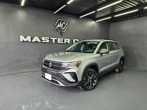 Volkswagen Taos Trendline usado (2023) color plateado precio $409,000