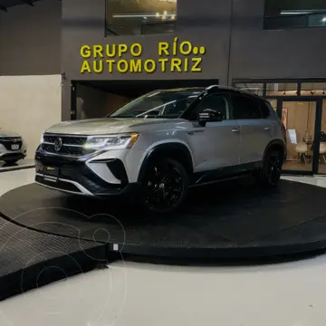 Volkswagen Taos Highline usado (2022) color plateado precio $409,000