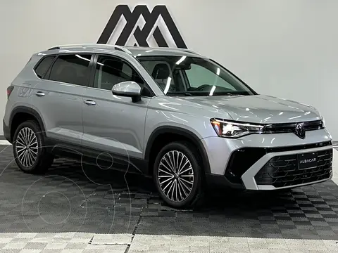 Volkswagen Taos Comfortline usado (2025) color plateado precio $479,999