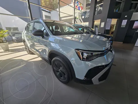 Volkswagen Taos Trendline nuevo color Celeste precio $491,490