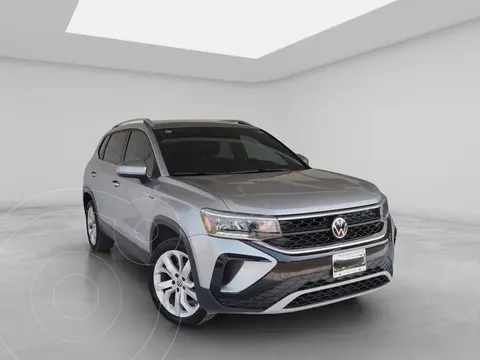 Volkswagen Taos Comfortline Plus usado (2024) color plateado precio $452,000