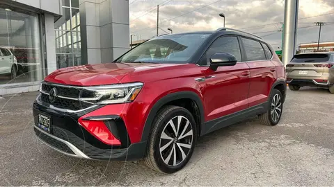 Volkswagen Taos Highline usado (2024) color Rojo financiado en mensualidades(enganche $105,280 mensualidades desde $11,486)