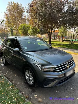 Volkswagen Tiguan 1.4L TSi Comfortline Aut usado (2023) color Gris precio $23.500.000
