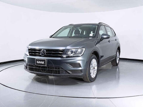 foto Volkswagen Tiguan Trendline Plus usado (2019) color Gris precio $404,999