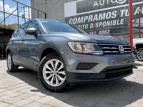foto Volkswagen Tiguan Trendline Plus usado (2018) color Gris Platino precio $349,000
