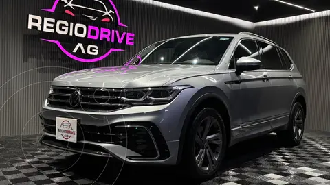 Volkswagen Tiguan 2.0L R-Line usado (2024) color Gris Platino financiado en mensualidades(enganche $117,980 mensualidades desde $11,886)