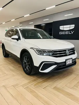 Volkswagen Tiguan Comfortline 5 Asientos usado (2022) color Blanco precio $510,000