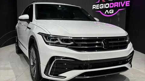 Volkswagen Tiguan 2.0L R-Line usado (2024) color Blanco financiado en mensualidades(enganche $139,980 mensualidades desde $16,470)