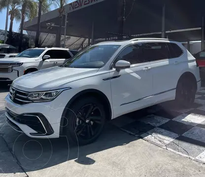 Volkswagen Tiguan 1.4L R-Line usado (2024) color Blanco financiado en mensualidades(enganche $203,500 mensualidades desde $17,214)