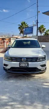 Volkswagen Tiguan Comfortline 5 Asientos Piel usado (2019) color Blanco precio $400,000
