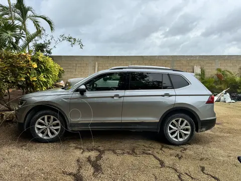 Volkswagen Tiguan Comfortline 7 Asientos usado (2021) color Gris Platino precio $400,000