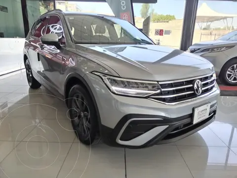 Volkswagen Tiguan Comfortline 5 Asientos usado (2023) color plateado precio $509,000