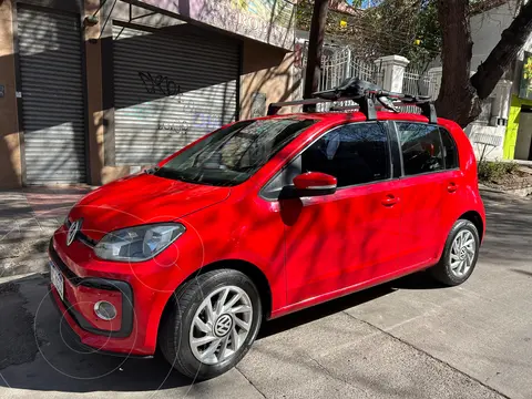 Volkswagen up! 5P 1.0 high up! usado (2018) color Rojo Flash precio $12.000.000
