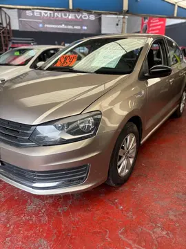 Volkswagen Vento Comfortline usado (2016) color Dorado precio $165,000
