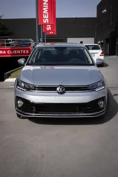Volkswagen Virtus Highline usado (2023) color plateado financiado en mensualidades(enganche $82,000 mensualidades desde $8,063)