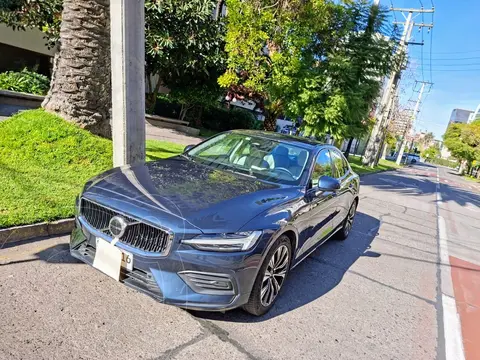 Volvo S60 B4 Plus usado (2023) color Azul Dinamico precio $31.490.000
