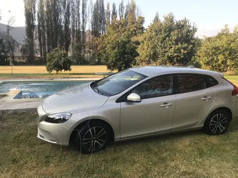 Volvo V40 2.0L D2 Comfort usado (2019) color Blanco precio $11.500.000