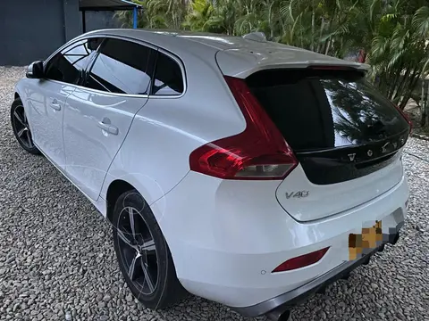 Volvo V40 T4 usado (2019) color Blanco precio $90.000.000