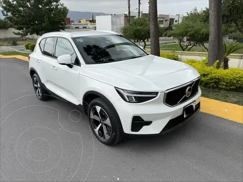 Volvo XC40 T4 Momentum usado (2023) color Blanco Nieve precio $589,000